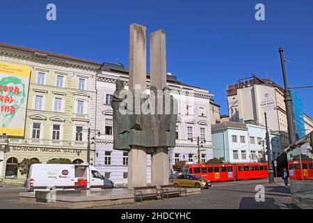 BRATISLAVA, SLOVAQUIE - 03 SEPTEMBRE 2019 : les ensembles monumentaux de Ludovit Stur et les étudiants de la place Ludovita Stura Banque D'Images