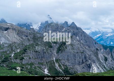 Trekking par une journée d'été dans la vallée de tre cime, Dolomite italie.Route alpine, jour ensoleillé, nuages ciel, sentier, montagne Banque D'Images