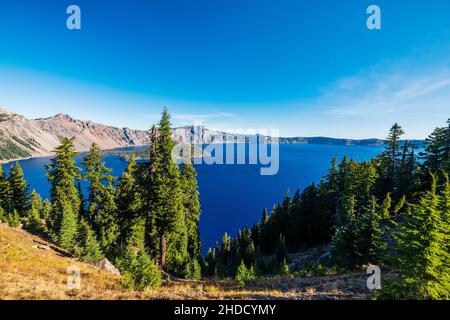 Wizard Island ; Crater Lake ; parc national de Crater Lake ; Cascade Mountains ; est de l'Oregon ; États-Unis Banque D'Images