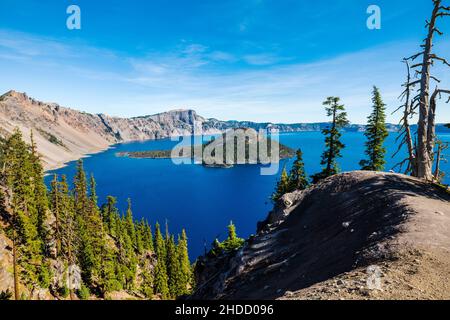 Wizard Island ; Crater Lake ; parc national de Crater Lake ; Cascade Mountains ; est de l'Oregon ; États-Unis Banque D'Images