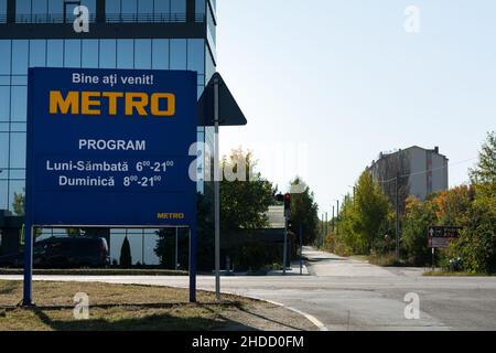 Chisinau, Moldova - 10 octobre 2021 : panneau de Metro Cash Carry avec horaire et heures d'ouverture Banque D'Images