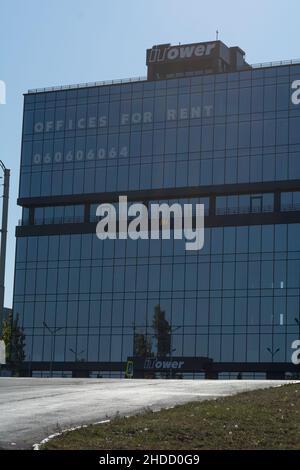 Chisinau, Moldova - 10 octobre 2021: Vue d'ensemble de la construction de la société ITOwer qui fournit des bureaux d'affaires à louer. Banque D'Images