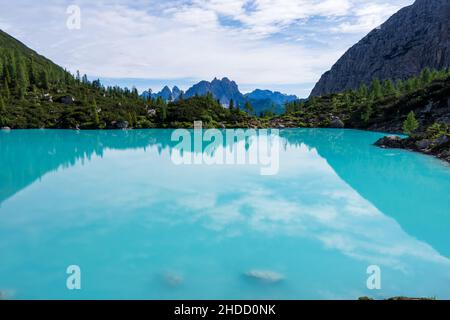 Lac Sorapis Dolomites italiennes, le matin avec un ciel clair sur Lago di Sorapis dans les Dolomites italiennes, lac avec une eau turquoise unique dans Belluno prov Banque D'Images