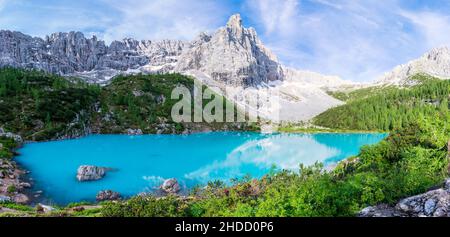 Lac Sorapis Dolomites italiennes, le matin avec un ciel clair sur Lago di Sorapis dans les Dolomites italiennes, lac avec une eau turquoise unique dans Belluno prov Banque D'Images