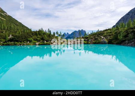 Lac Sorapis Dolomites italiennes, le matin avec un ciel clair sur Lago di Sorapis dans les Dolomites italiennes, lac avec une eau turquoise unique dans Belluno prov Banque D'Images