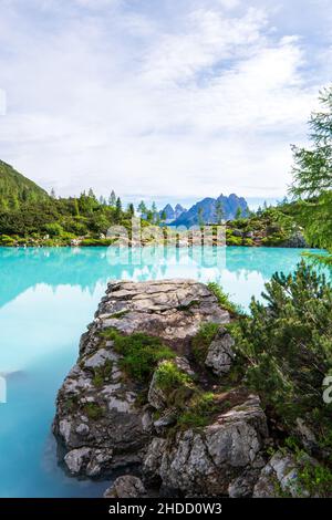 Lac Sorapis Dolomites italiennes, le matin avec un ciel clair sur Lago di Sorapis dans les Dolomites italiennes, lac avec une eau turquoise unique dans Belluno prov Banque D'Images