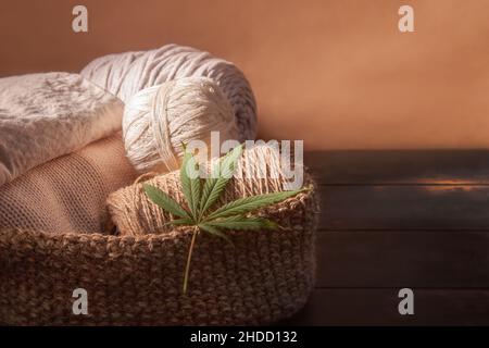 Fils, fils et tissus faits de chanvre avec feuille de cannabis sur fond de bois. Banque D'Images