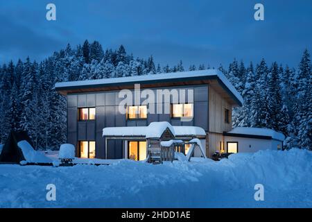 Vue sur une maison familiale unique avec capteurs solaires thermiques sur la façade pour l'énergie durable et renouvelable pour le chauffage et l'eau chaude Banque D'Images