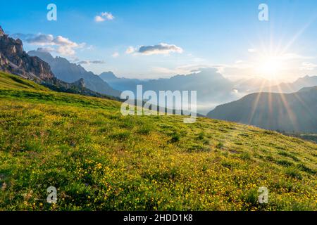 Image panoramique des montagnes au coucher du soleil.Paysage naturel incroyable des Alpes Dolomites.Passo Giau destination de voyage populaire dans les Dolomites. Voyage, Adventu Banque D'Images