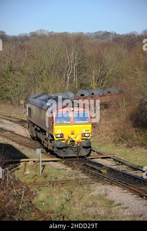 '66115' dirige un train d'acier à travers Tondu pendant une possession d'ingénierie de la ligne principale du sud du pays de Galles entre Margam et Bridgend. Banque D'Images