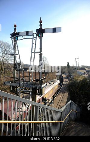 '66115' dirige un train d'acier à travers Tondu pendant une possession d'ingénierie de la ligne principale du sud du pays de Galles entre Margam et Bridgend. Banque D'Images