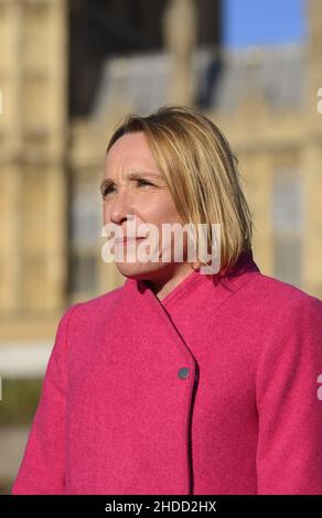 Helen Morgan MP (LibDem: North Shropshire) à Victoria Tower Gardens, Westminster, le premier jour à la Chambre des communes après avoir gagné un ... Banque D'Images