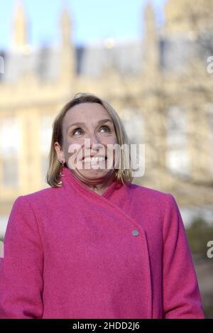 Helen Morgan MP (LibDem: North Shropshire) à Victoria Tower Gardens, Westminster, le premier jour à la Chambre des communes après avoir gagné un ... Banque D'Images