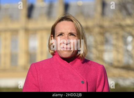 Helen Morgan MP (LibDem: North Shropshire) à Victoria Tower Gardens, Westminster, le premier jour à la Chambre des communes après avoir gagné un ... Banque D'Images