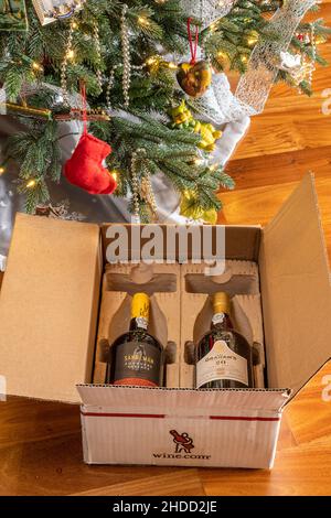 Morgantown, WV - 5 janvier 2022: Deux bouteilles de Grahams et Sandeman port d'époque dans une boîte de la boutique en ligne Wine.com Banque D'Images