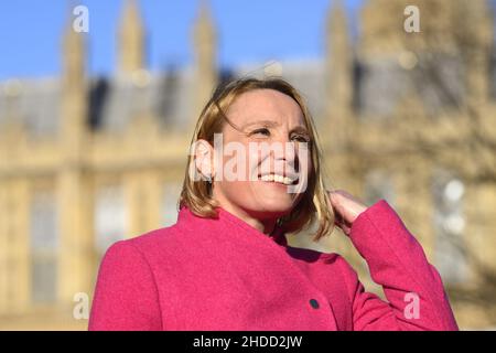 Helen Morgan MP (LibDem: North Shropshire) à Victoria Tower Gardens, Westminster, le premier jour à la Chambre des communes après avoir gagné un ... Banque D'Images