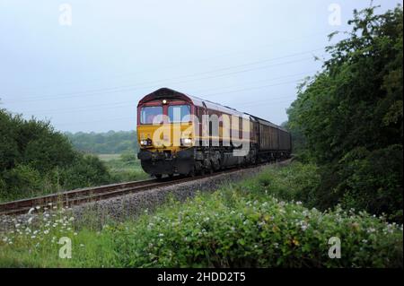 '66136' dirige un Newport Alexandra Dock Junction - Bridgend Ford train le long de la branche Bridgend Ford près de la rivière Ewenny. Banque D'Images