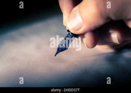 Gros plan d'une main écrivant avec un stylo à plume Banque D'Images