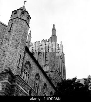 Détails en monochrome de l'église catholique romaine de St Bridget à Philadelphie, PA sur Midvale Avenue, quartier d'East Falls. Banque D'Images