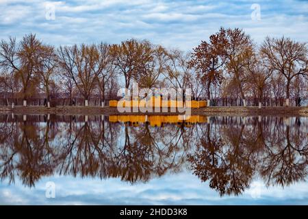Belle vue sur un lac avec des arbres qui réfléchit dessus Banque D'Images