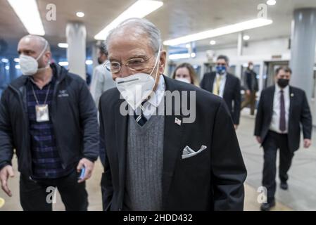 Washington, États-Unis.05th janvier 2022.Le sénateur américain Chuck Grassley R-IA traverse le métro qui mène au Sénat pour voter au Capitole de Washington, DC, le mercredi 5 janvier 2022.Le procureur général des États-Unis, Merrick Garland, fera le point mercredi sur l'enquête du ministère de la Justice sur l'attaque du 6 janvier contre le Capitole des États-Unis, presque un an après que les extrémistes pro-Donald Trump aient forcé leur chemin dans le bâtiment.Photo de Ken Cedeno/UPI crédit: UPI/Alay Live News Banque D'Images