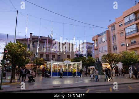 Place des rois catholiques avec la Belen, scène de la nativité et illuminations de noël, Fuengirola, Malaga, Espagne. Banque D'Images