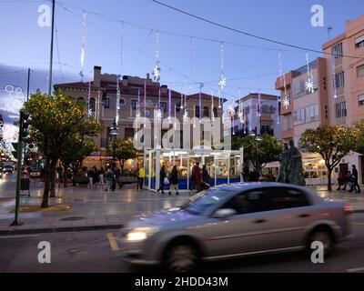 Place des rois catholiques avec la Belen, scène de la nativité et illuminations de noël, Fuengirola, Malaga, Espagne. Banque D'Images