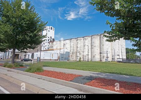 Silos de stockage de grains anciens le long de l'avenue Hiawatha.Minneapolis Minnesota MN États-Unis Banque D'Images