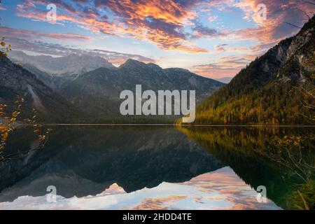 lac à miroir lisse plansee dans les montagnes tyroliennes en automne avec des montagnes reflétées dans l'eau Banque D'Images