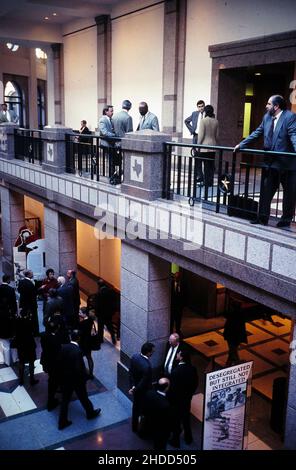 Austin Texas USA, 1995: Des foules de législateurs, de membres du personnel et de lobbyistes dans le nouveau complexe souterrain d'extension du Capitole pendant la session législative.©Bob Daemmrich Banque D'Images
