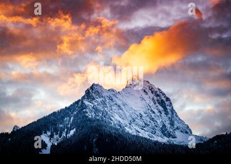 nuages extrêmement brûlants dans le ciel du soir au-dessus de la gehrenspitze avec des roches fraîchement enneigées en automne Banque D'Images