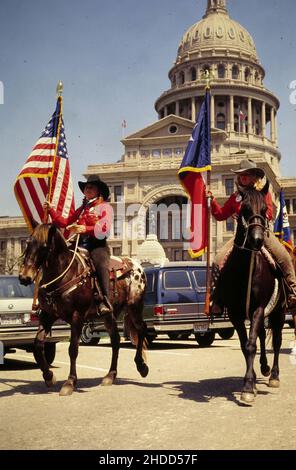 Austin Texas USA, 1995: Les cavaliers femelles portent des drapeaux pendant la parade devant le Capitole du Texas.©Bob Daemmrich Banque D'Images