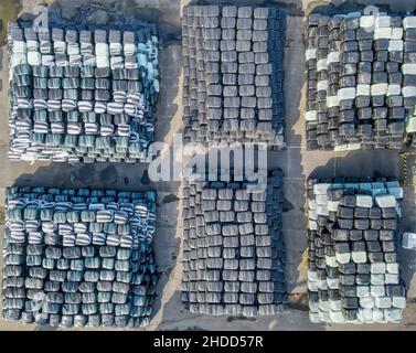 Des balles de déchets à charger sur des navires à Albert Dock, à Hull Banque D'Images