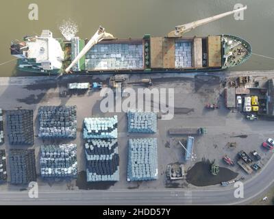 Vue en hauteur des navires chargés à Albert Dock, Hull Banque D'Images