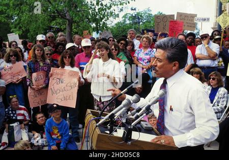 Austin Texas USA, 1993: Le sénateur de l'État du Texas Gonzalo Barrientos prend la parole lors d'un rassemblement de protestation devant le Capitole du Texas.©Bob Daemmrich Banque D'Images