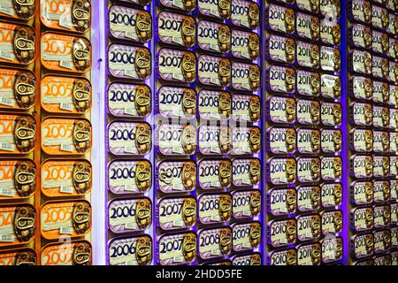 Lisbonne, Portugal - 22 juillet 2017 : une collection de boîtes de sardine dans un magasin portugais typique Banque D'Images