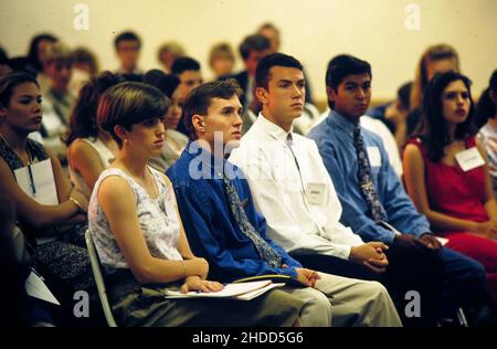 Austin Texas USA, 1993: Les adolescents du Texas écoutent Gov.Ann Richards (non représentée sur la photo) s'exprimant lors du sommet de la jeunesse de l'État « protéger l'avenir ».©Bob Daemmrich Banque D'Images