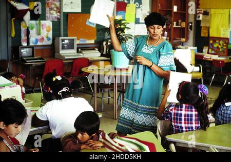 Austin Texas USA, 1989: L'enseignement bilingue à l'école du Texas, professeur de langue espagnole travaille avec des élèves de quatrième année en classe bilingue à l'école élémentaire de Walnut Creek.©Bob Daemmrich Banque D'Images