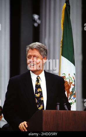 Austin Texas USA, 1993: Le président des États-Unis Bill Clinton s'exprime au Texas Governor's Mansion au cours d'un sommet avec Gov.Ann Richards.©Bob Daemmrich Banque D'Images