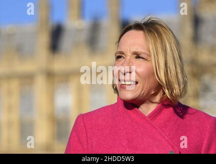 Helen Morgan MP (LibDem: North Shropshire) à Victoria Tower Gardens, Westminster, le premier jour de sa victoire à la Chambre des communes. Banque D'Images