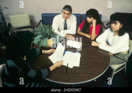 Austin Texas USA, 1988: La mère hispanique et le père se joignent à leur fille adolescente dans le bureau de son conseiller d'école secondaire pour discuter des questions familiales. ©Bob Daemmrich MR RR-025-028 Banque D'Images