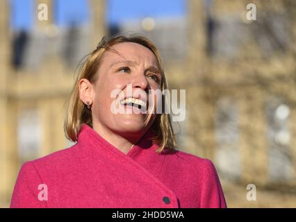 Helen Morgan MP (LibDem: North Shropshire) à Victoria Tower Gardens, Westminster, le premier jour de sa victoire à la Chambre des communes. Banque D'Images