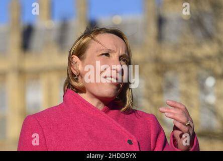 Helen Morgan MP (LibDem: North Shropshire) à Victoria Tower Gardens, Westminster, le premier jour de sa victoire à la Chambre des communes. Banque D'Images