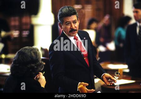 Austin Texas USA, 1993: Le sénateur de l'État hispanique Gonzalo Barrientos d'Austin, l'un des piliers de la délégation du comté de Travis au Capitole du Texas, discute de la législation avec un collègue au cours de la session législative.©Bob Daemmrich Banque D'Images