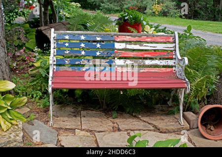 Banc peint en drapeau américain bien usé.St Paul Minnesota MN États-Unis Banque D'Images