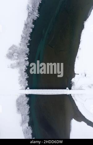 Les drones ont vue d'en haut sur le pont ferroviaire au-dessus de la rivière Lech dans un paysage hivernal enneigé Banque D'Images