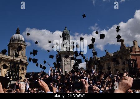 Les diplômés de l'université britannique lancent leurs mortaboards dans les airs Banque D'Images