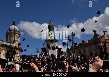 Les diplômés de l'université britannique lancent leurs mortaboards dans les airs Banque D'Images