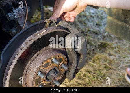 Service de réparation de voiture remplacer les plaquettes de frein à disque de voiture des anciens freins par des nouveaux freins Banque D'Images