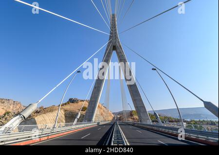 Le pont Nissibi Euphrate en Turquie, enjambant le lac Ataturk barrage sur l'Euphrate à la frontière provinciale des villes d'Adiyaman et de Siverek Banque D'Images